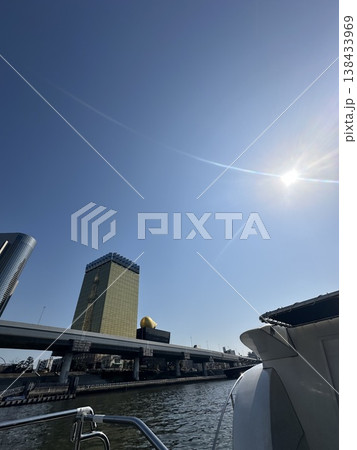 水辺と高層ビルの都市風景｜青空・都会・ビジネスイメージ 138433969