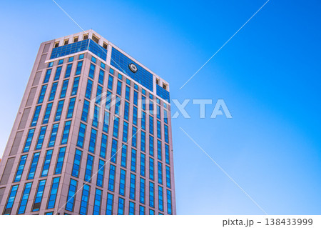 日本の横浜都市景観4月2日。横浜駅前の横浜ベイシェラトンホテル＆タワーズなどを望む 138433999