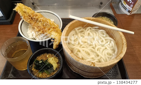 釜揚げうどんとアナゴ丼を食べて 釜揚げうどんとアナゴ丼を食べて 138434277