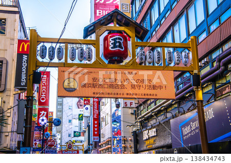 日本の横浜都市景観4月2日。横浜駅前の西口五番街の防犯カメラなどを望む 138434743