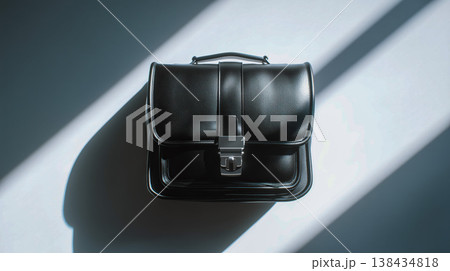 黒いレザーのサッチェルバッグ 138434818