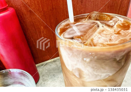 グラスに入ったアイスコーヒー 138435031