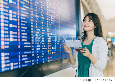空港で電光掲示板を見る女性　「撮影協力：関西国際空港（KIX）」 138435215
