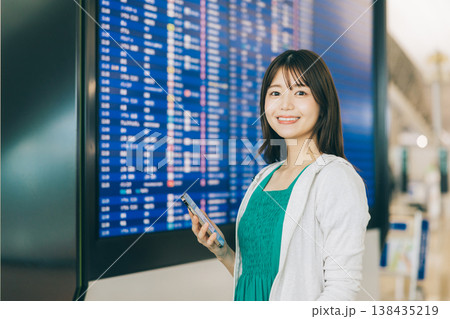 空港で電光掲示板を見る女性 「撮影協力:関西国際空港(KIX)」 空港で電光掲示板を見る女性 「撮影協力:関西国際空港(KIX)」 138435219