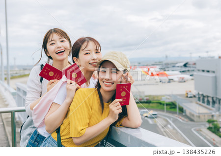 空港で記念撮影をする女性3人組 「撮影協力:関西国際空港(KIX)」 空港で記念撮影をする女性3人組 「撮影協力:関西国際空港(KIX)」 138435226