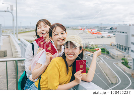 空港で記念撮影をする女性3人組　「撮影協力：関西国際空港（KIX）」 138435227