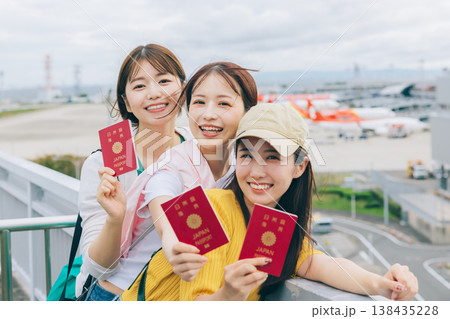 空港で記念撮影をする女性3人組　「撮影協力：関西国際空港（KIX）」 138435228