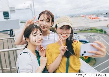 空港で記念撮影をする女性3人組 「撮影協力:関西国際空港(KIX)」 空港で記念撮影をする女性3人組 「撮影協力:関西国際空港(KIX)」 138435271