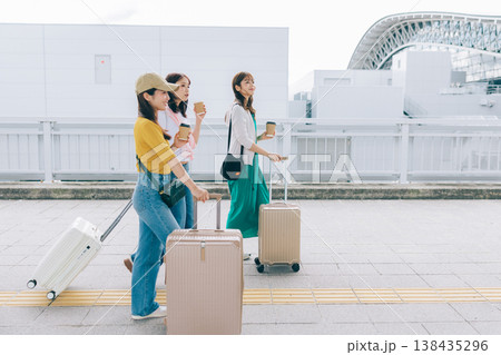 海外旅行へ出掛ける空港の女性3人組　「撮影協力：関西国際空港（KIX）」 138435296