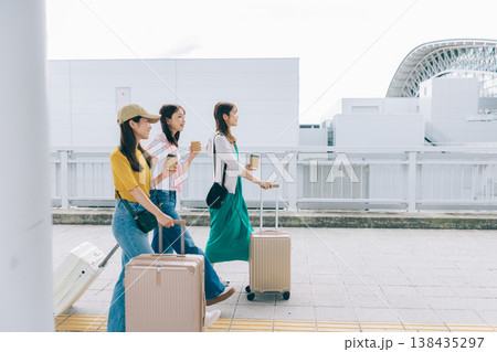 海外旅行へ出掛ける空港の女性3人組　「撮影協力：関西国際空港（KIX）」 138435297