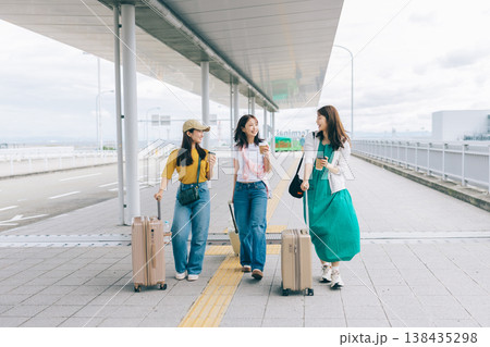 海外旅行へ出掛ける空港の女性3人組 「撮影協力:関西国際空港(KIX)」 海外旅行へ出掛ける空港の女性3人組 「撮影協力:関西国際空港(KIX)」 138435298