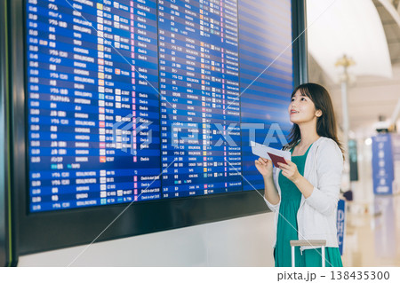 空港で電光掲示板を見る女性　「撮影協力：関西国際空港（KIX）」 138435300