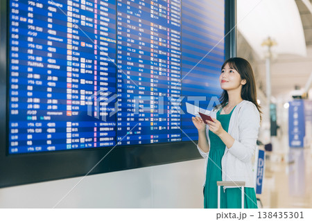 空港で電光掲示板を見る女性 「撮影協力:関西国際空港(KIX)」 空港で電光掲示板を見る女性 「撮影協力:関西国際空港(KIX)」 138435301