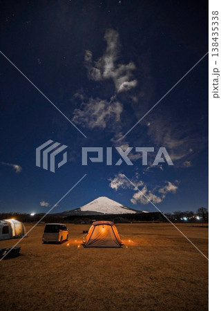 夜のキャンプ場でテントと富士山の風景 夜のキャンプ場でテントと富士山の風景 138435338