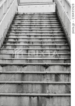 経年変化で錆びや汚れが目立つ屋外の階段 138435928
