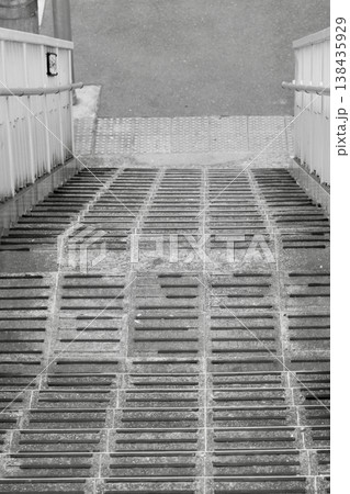 経年変化で錆びや汚れが目立つ屋外の階段 138435929