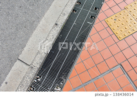 都市の路面 排水溝のグレーチングとインターロッキング 都市の路面 排水溝のグレーチングとインターロッキング 138436014