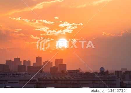 夕日に染まる都会の空 夕日に染まる都会の空 138437394