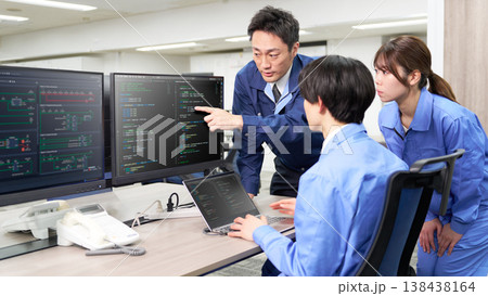 システム開発の現場にてソースコードを元に協議するエンジニアたち システム開発の現場にてソースコードを元に協議するエンジニアたち 138438164