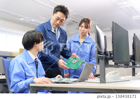 プリント基板を確認しながら技術教育を行うエンジニアチーム プリント基板を確認しながら技術教育を行うエンジニアチーム 138438171