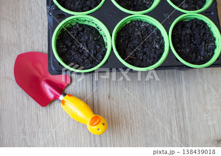 Gardening trowel filling pots with soil for planting Gardening trowel filling pots with soil for planting 138439018