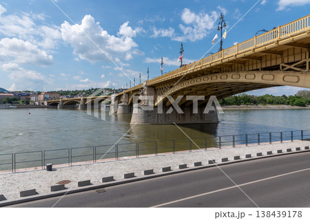 Margaret Bridge, Margit hid, a three-way bridge connecting Buda and Pest across the Danube river in Budapest, Hungary Margaret Bridge, Margit hid, a three-way bridge connecting Buda and Pest across the Danube river in Budapest, Hungary 138439178