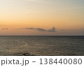 夕暮れ時の水平線 138440080