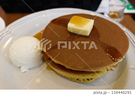 ホットケーキにシロップをかける ホットケーキにシロップをかける 138440291