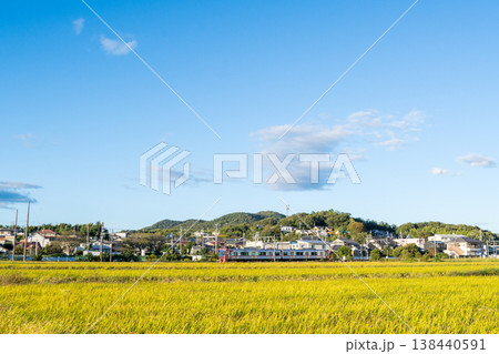 【広見線】田園地帯を走行する普通列車 【広見線】田園地帯を走行する普通列車 138440591