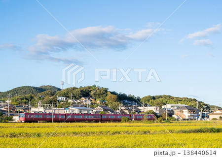 【広見線】田園地帯を走行する普通列車 138440614