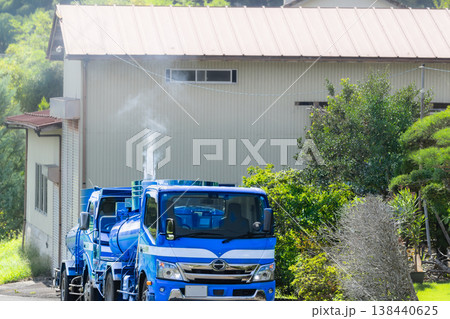 浄化槽のメンテナンス汲み取り清掃バキュームカー 138440625