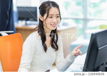 オフィスの若いビジネスウーマン 138440626