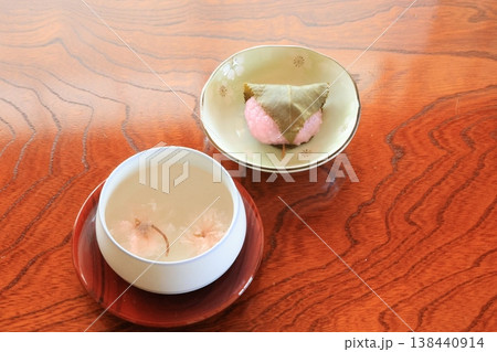 桜餅と桜湯 138440914