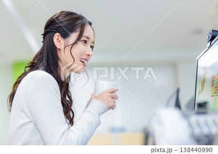 オフィスでリモートミーティングを行う女子社員 138440990