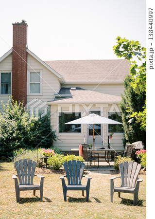 Sunlit Cottage Backyard Retreat, Canada 138440997