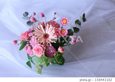 ピンク色のはなのアレンジメント 138441102