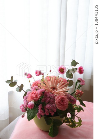 ピンク色の花のアレンジメント 138441135