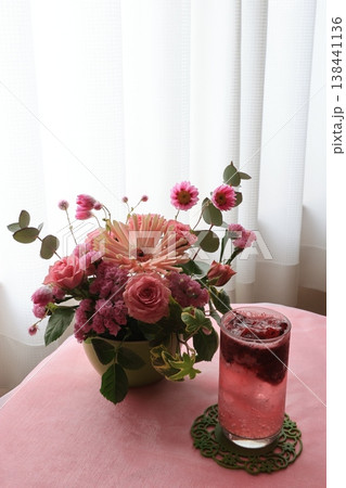 ピンク色の花のアレンジメント ピンク色の花のアレンジメント 138441136