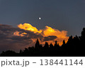 夕日に照らされる雲と月の夕方風景 138441144