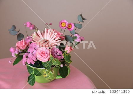 ピンク色の花のアレンジメント ピンク色の花のアレンジメント 138441390