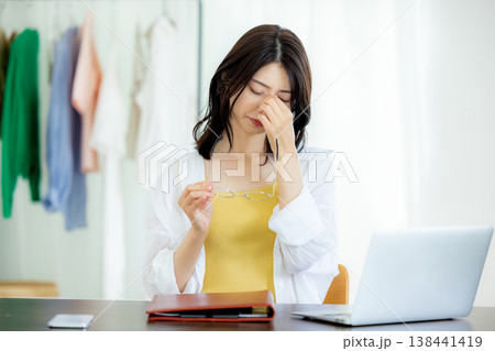 眼精疲労 女性 眼精疲労 女性 138441419