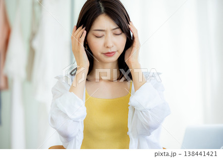 頭痛　女性 138441421