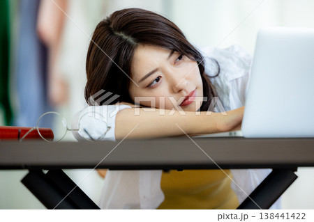 疲れてる女性 138441422