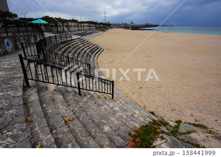 海岸に続く階段 138441999