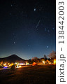 キャンプ場から見える星空と山 138442003