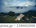 朝霧の中のテントとテントが張ったテント 138442006