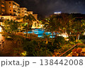 ライトアップされた夜のオアシスプール 138442008