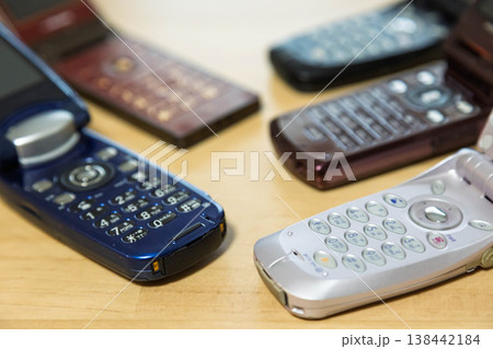 たくさんの携帯電話 たくさんの携帯電話 138442184