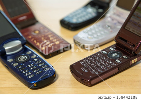 たくさんの携帯電話 たくさんの携帯電話 138442188