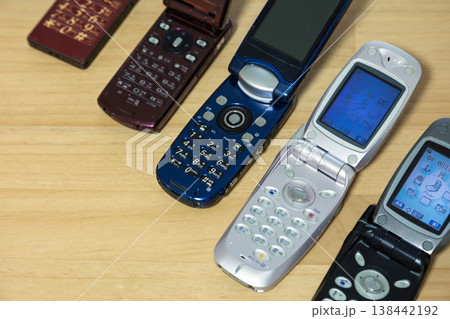 たくさんの携帯電話 たくさんの携帯電話 138442192